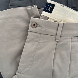 Abercrombie & Fitch - Pleated Pants 30x30 in Light Gray